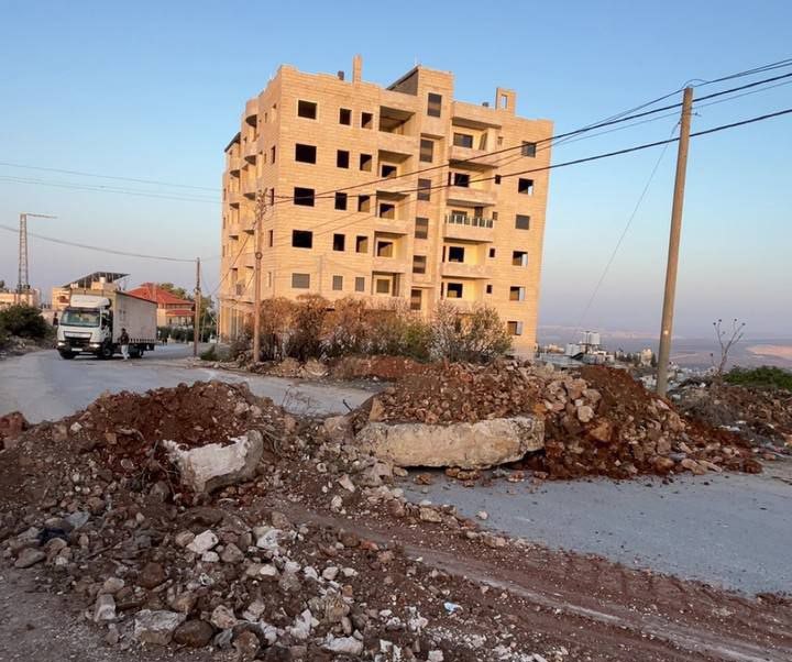 الاحتلال يغلق مداخل بلدة بيت أمر 